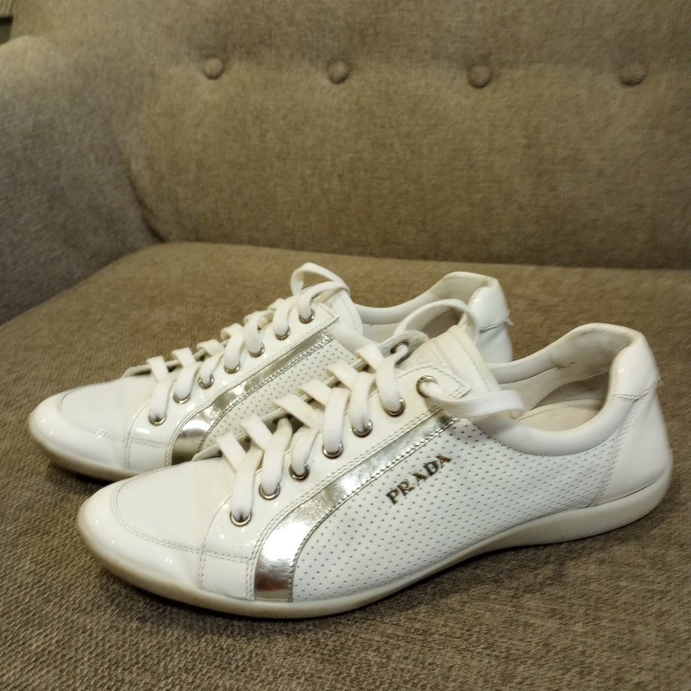 Prada sneaker white size 37 very good condition.